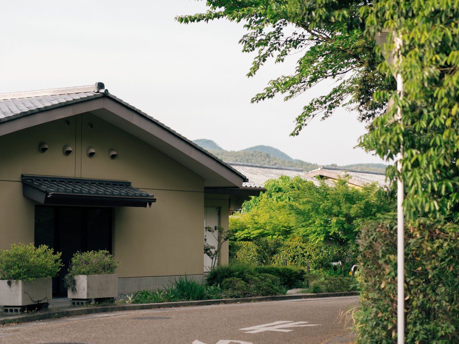 緑に囲まれた住宅街の家